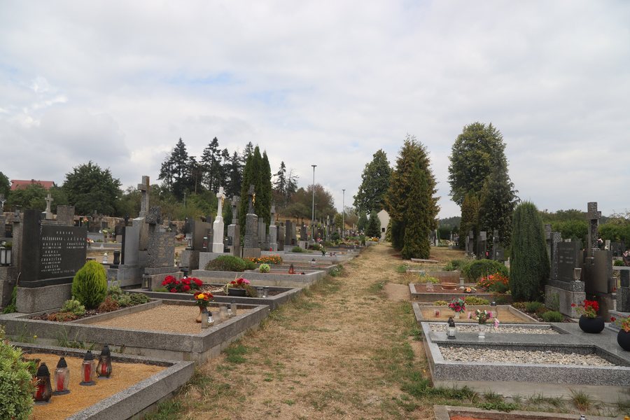 File:Overview 2 of graves at cemetery in Rudíkov, Třebíč District.jpg