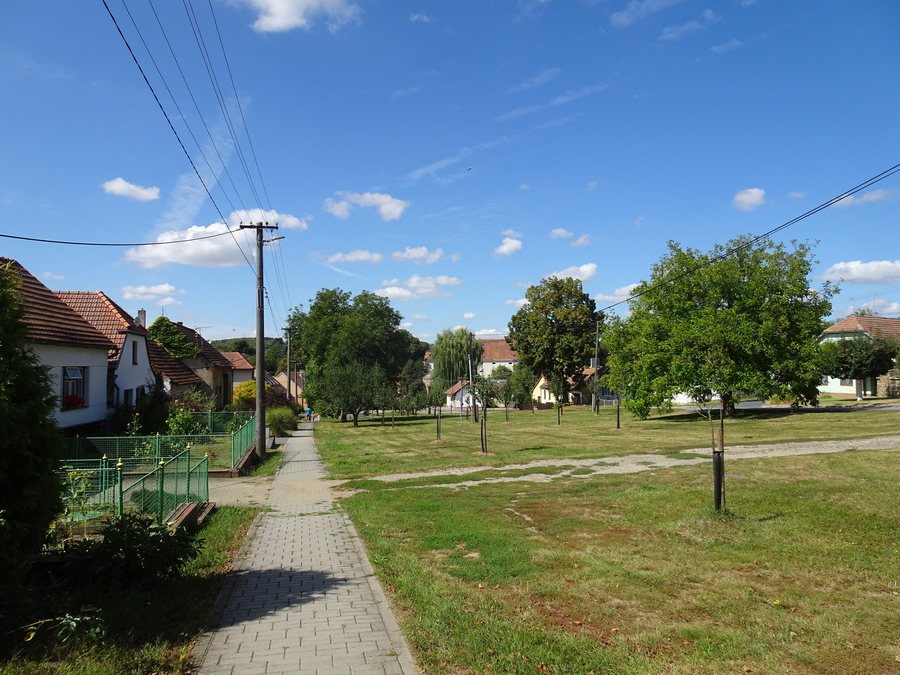 File:Tulešice, náves.jpg