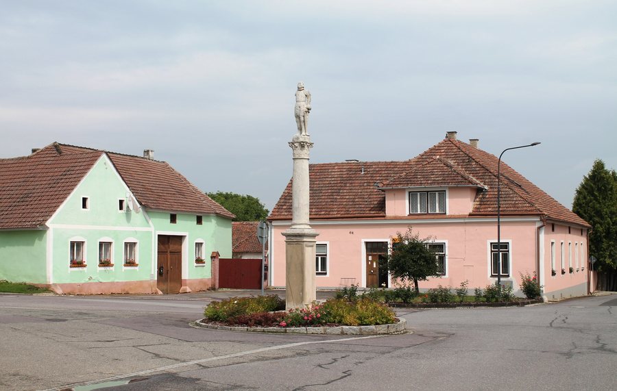 File:Vratěnín, náves se sloupem (2017-07-27; 02).jpg