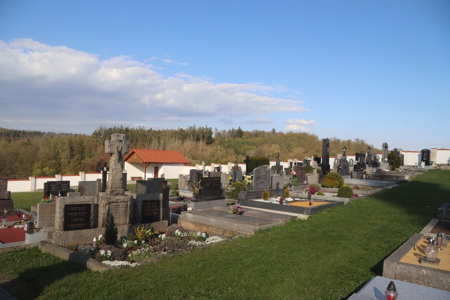 File:Overview 2 of graves at cemetery in Velký Újezd, Kojatice, Třebíč District.jpg