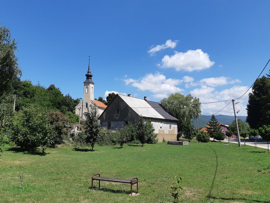 File:Crkva sv. Jurja, Gračac (1).jpg