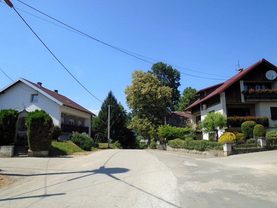 File:Novo Mjesto - ulica.jpg