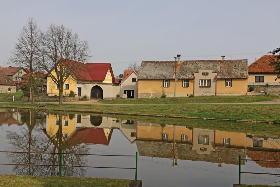 File:Košice, Doubí, common pond.jpg