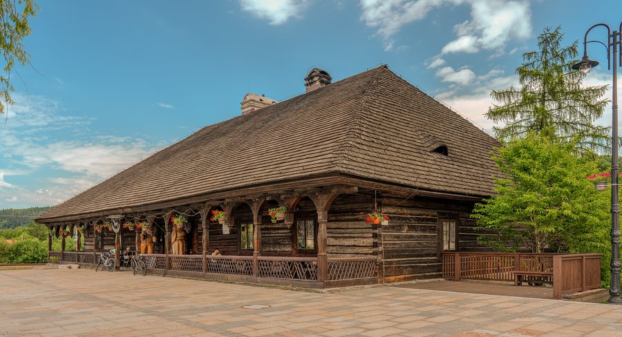 File:Sucha Beskidzka gm. Sucha Beskidzka karczma Rzym A1050M.jpg