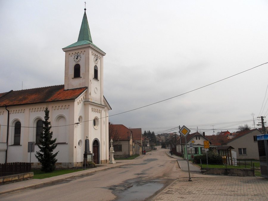 File:Zakřany, náves (01).jpg