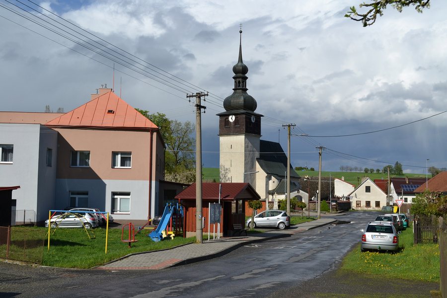 File:Bobrůvka (okres Žďár nad Sázavou) - centrum obce obr03.jpg