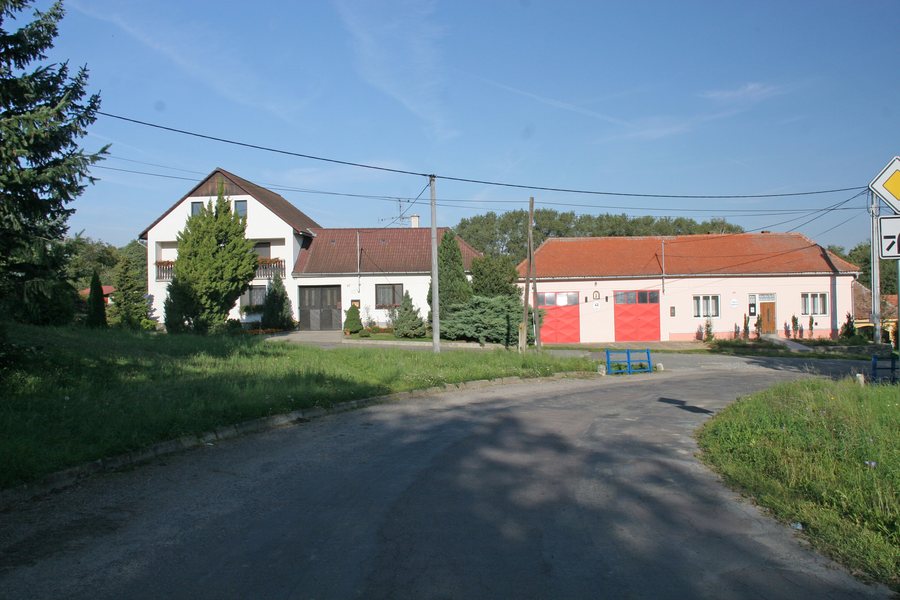 File:Bezkov hasičská zbrojnice.JPG