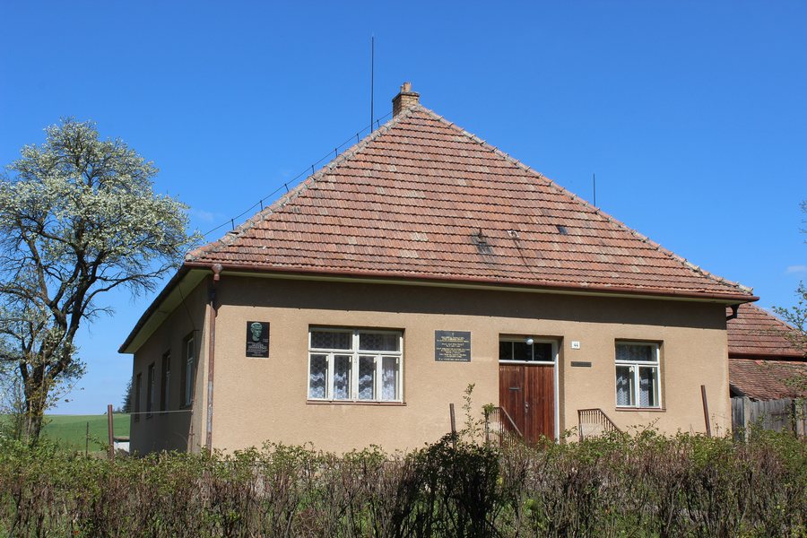 File:Kuřimská Nová Ves, budova fary.JPG