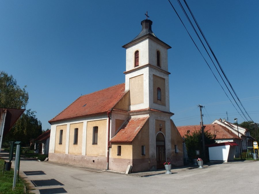 File:Trnovec, kostol.jpg