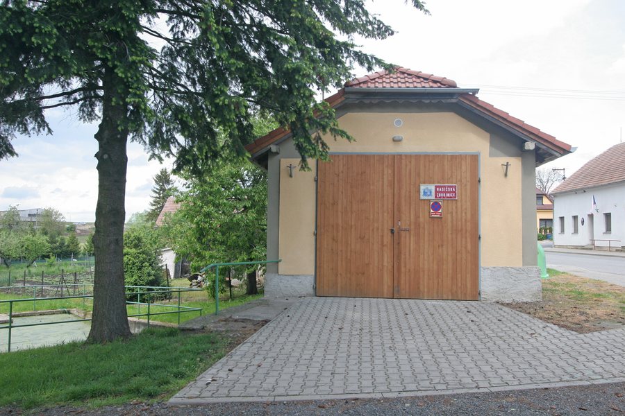 File:Nabočany hasičská zbrojnice.JPG