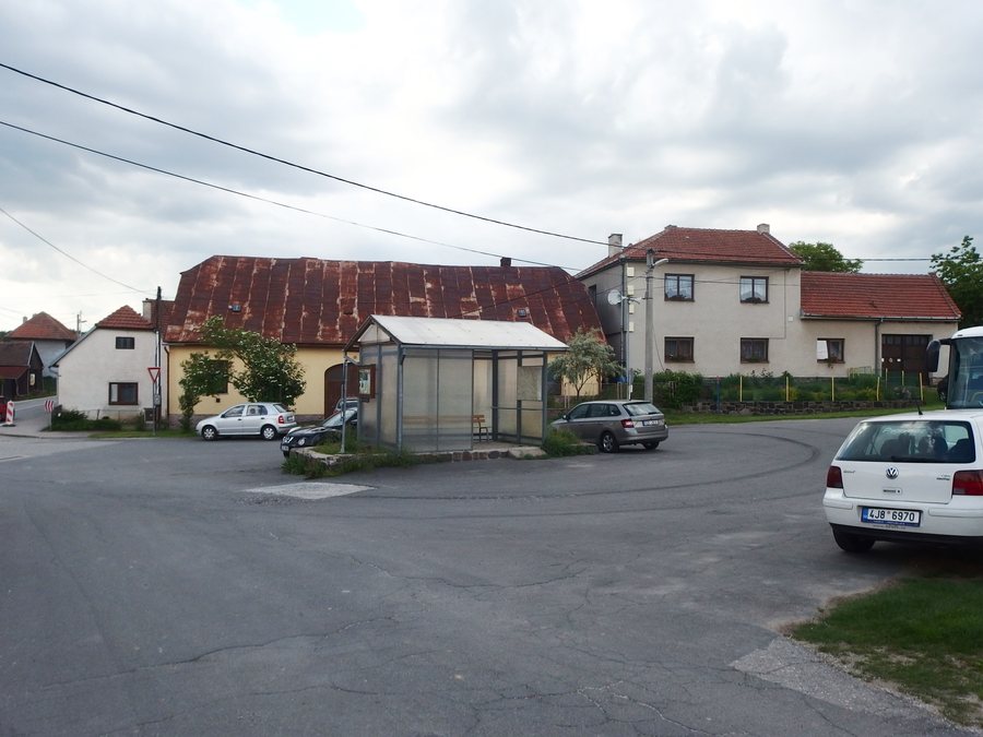 File:Jívoví, zastávka.jpg