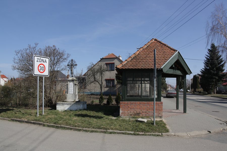 File:Měnín - horní zastávka.jpg