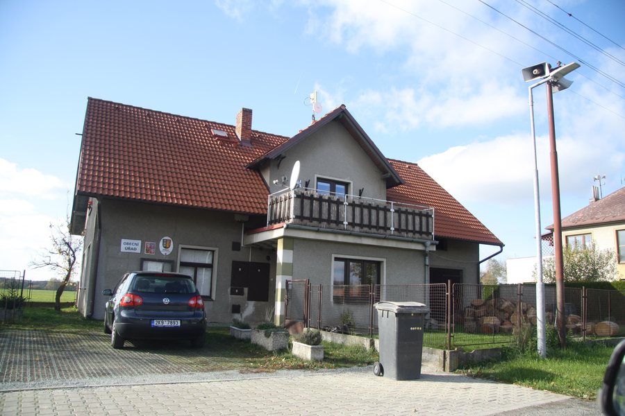File:Municipal office in Synkov-Slemeno, Rychnov nad Kněžnou District.jpg