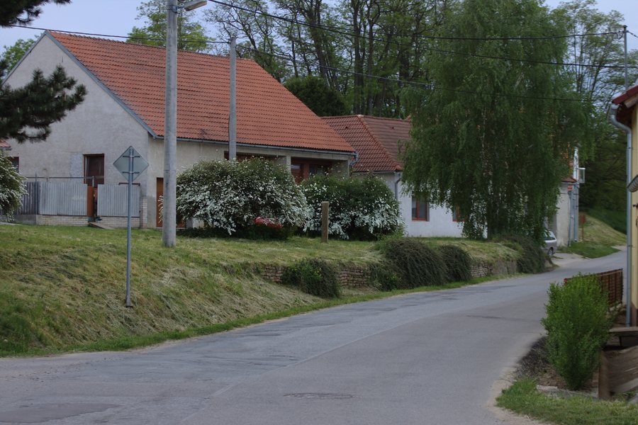 File:Božice, cesta II.jpg