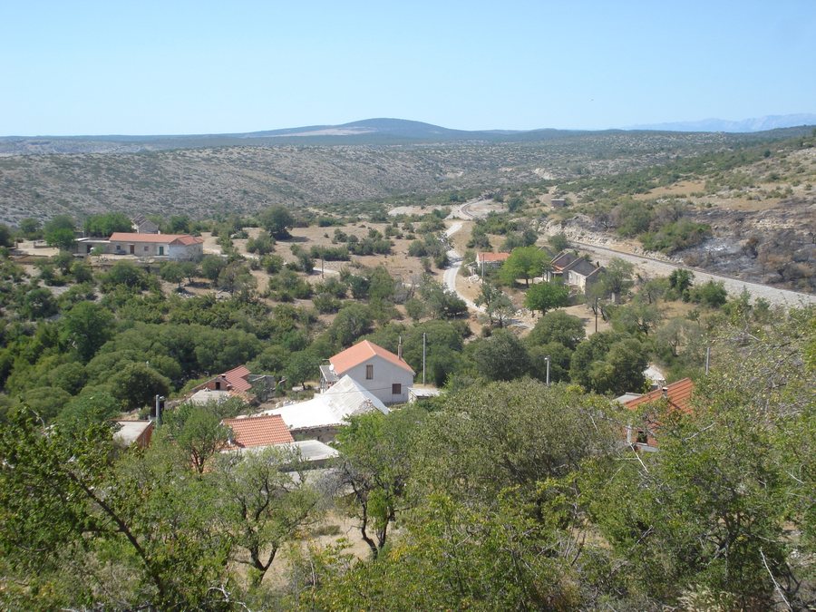 File:Ostrovica (Croatia), selo - zapad.JPG