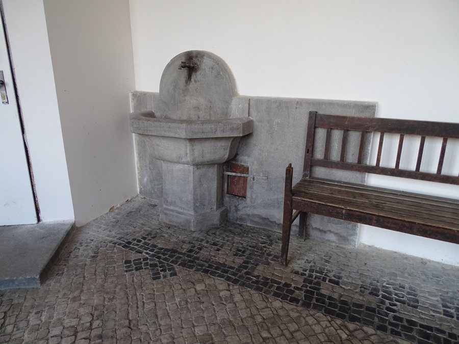 File:Chrást u Plzně, nádraží, umyvadlo.jpg