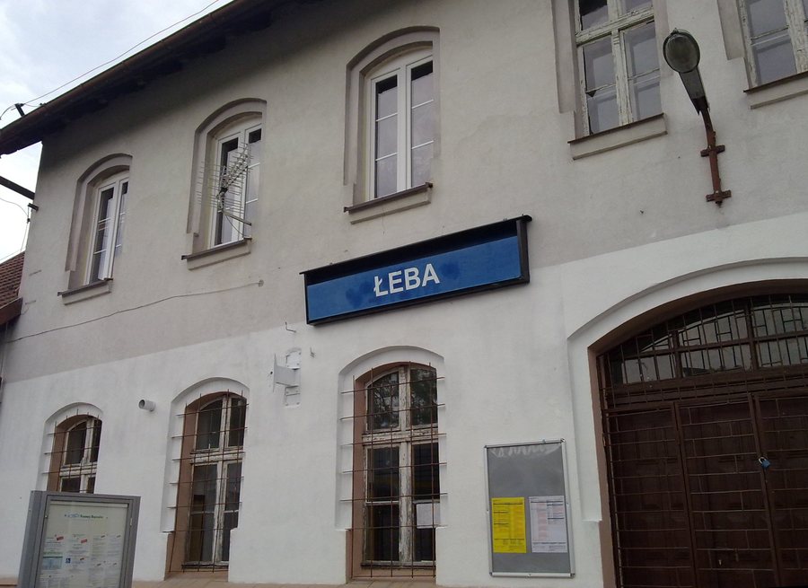 File:Łeba ~160628~ train station.jpg