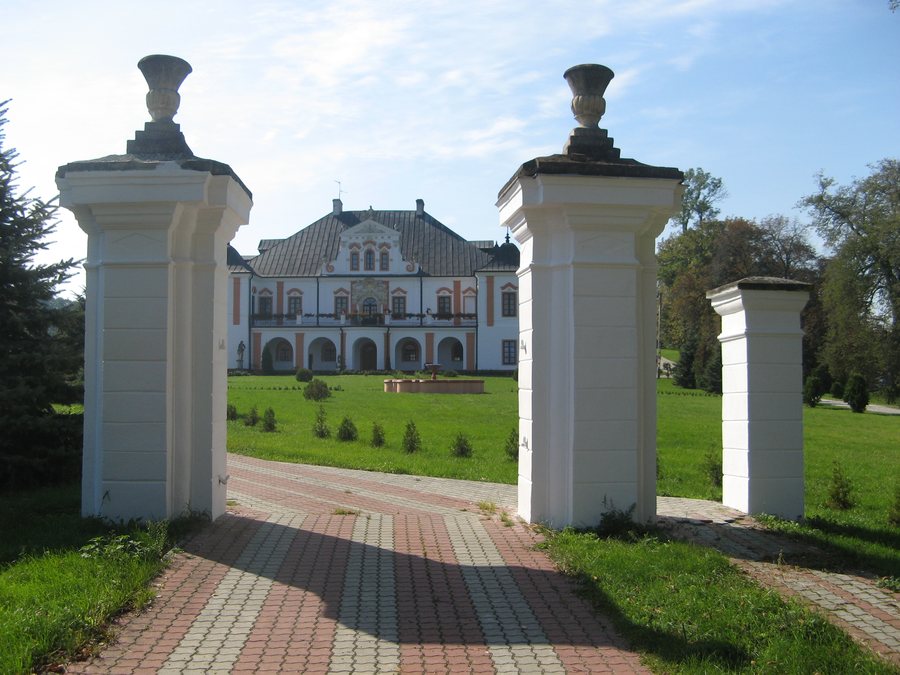 File:Czyzow palace gate.jpg