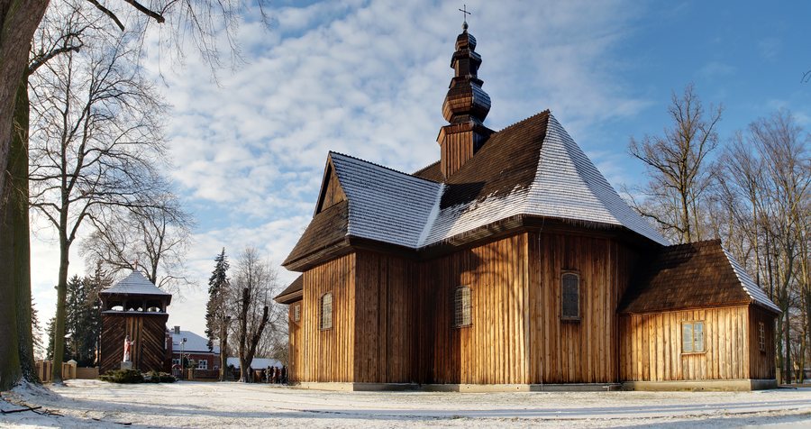 File:Dobroń - zespół kościelny zimą.jpg