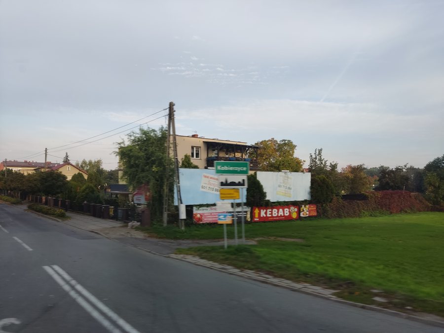File:Wjazd do Kobierzyc.jpg