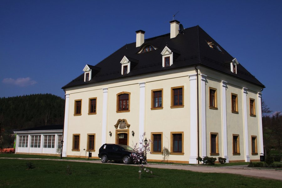 File:Dolina ogrodów i pałaców - Staniszów pałac na wodzie 01.JPG