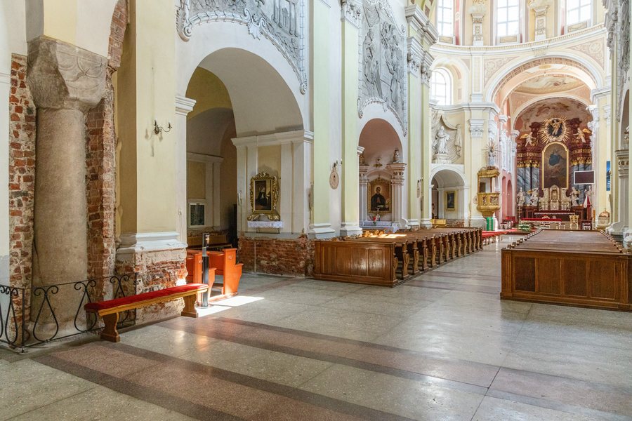 File:Bazylika w Trzemesznie. Wnętrze.jpg