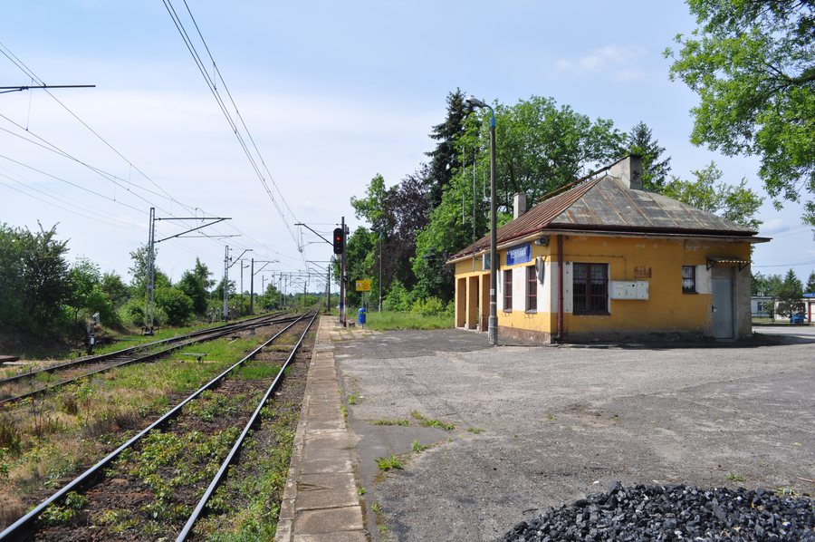 File:Kościelec - Rząsawa train station 01.jpg