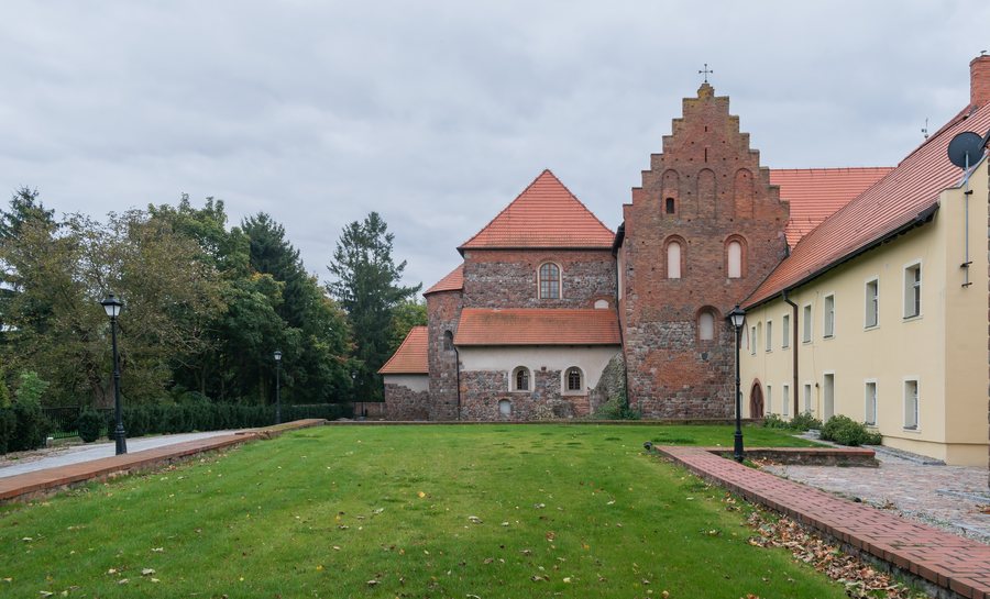 File:Holy Trinity church in Strzelno (2).jpg