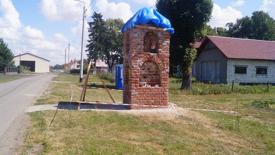 File:Kapliczka Królewo.JPG
