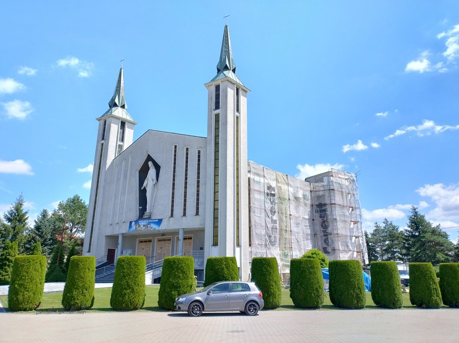 File:Boguchwała - kościół.jpg