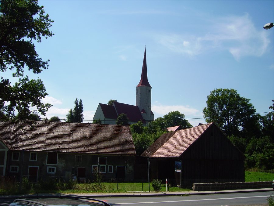 File:Pasiecznik kościół.jpg