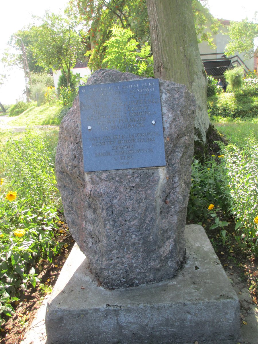 File:Lepaki Małe - Kamień pamięci M. Pogorzelskiego.JPG