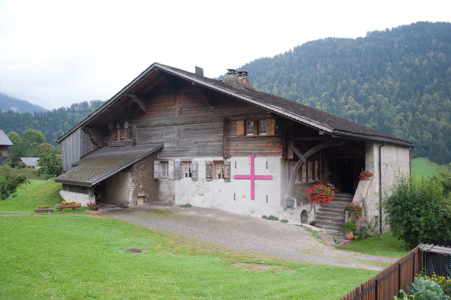 File:Rossinière - Maison de la place.jpg