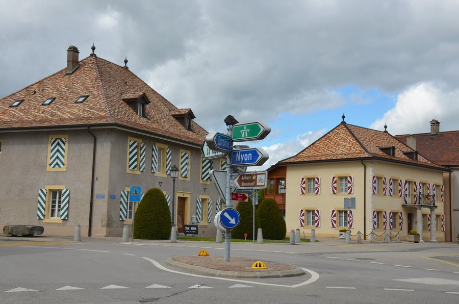 Nice building architecture in Switserland at Crassier - panoramio.jpg