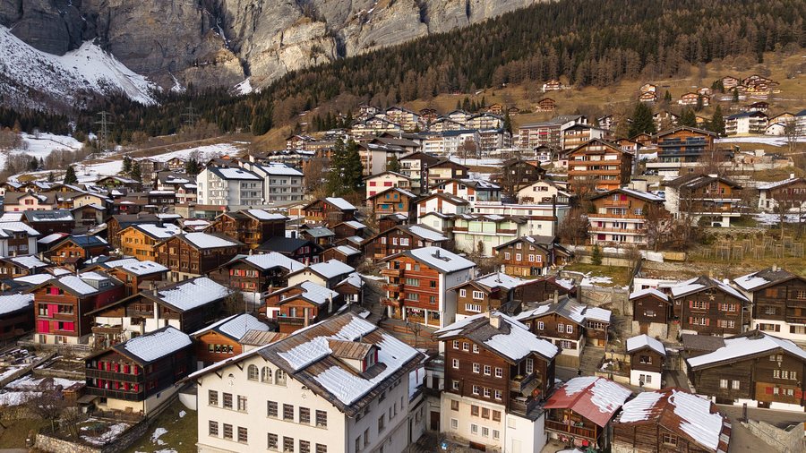 File:Dorfblick Leukerbad.jpg