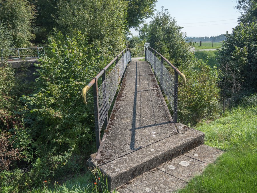 File:Fussgänger-Brücke über die Bünz, Bünzen AG 20230909-jag9889.jpg