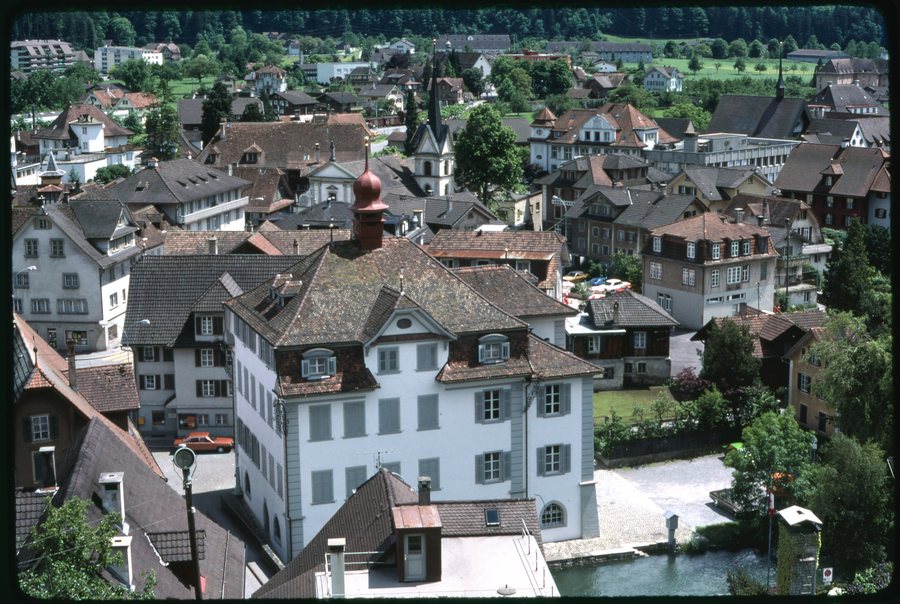 File:Sarnen. Veduta dal castello di Landenberg.jpg