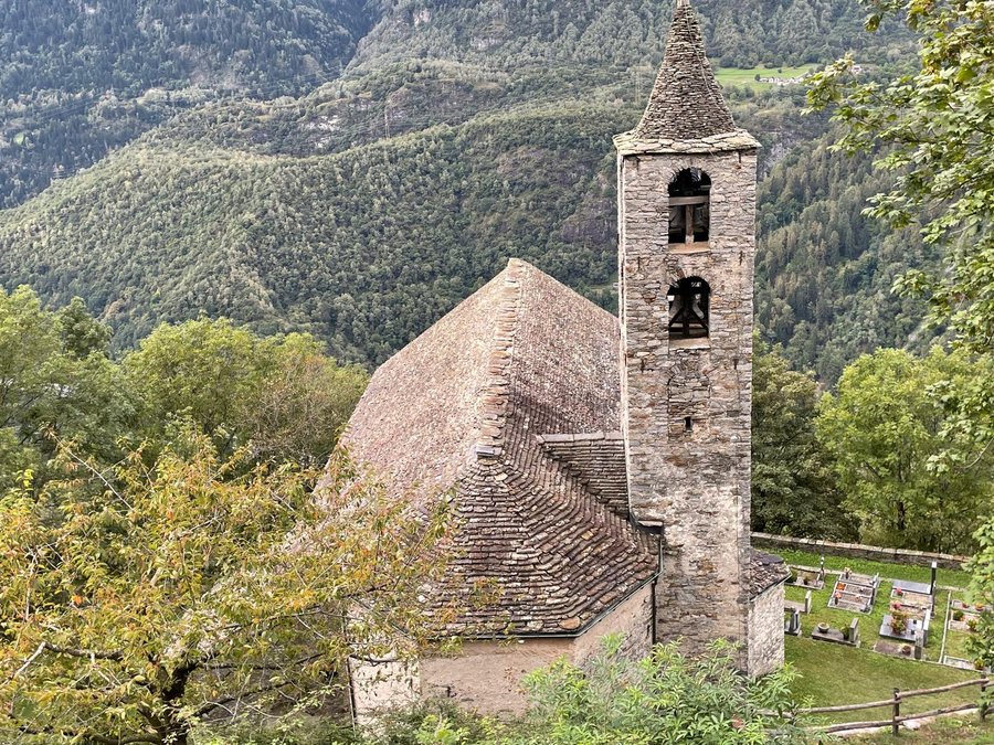 File:Anzonico chiesa e cimitero.jpg