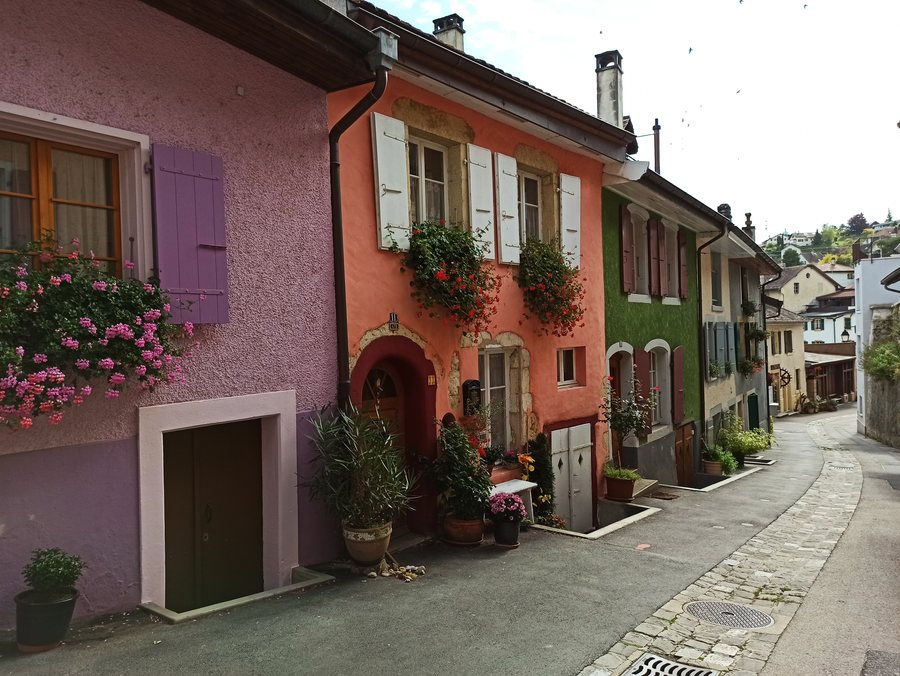 File:Orbe, quelques maisons de la multicolore rue du Moulinet.jpg