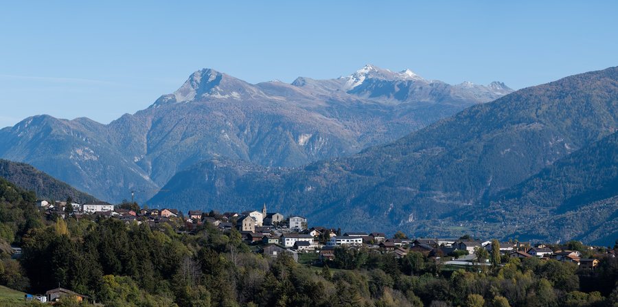 File:Grimisuat depuis Savièse - panorama - 2022.jpg