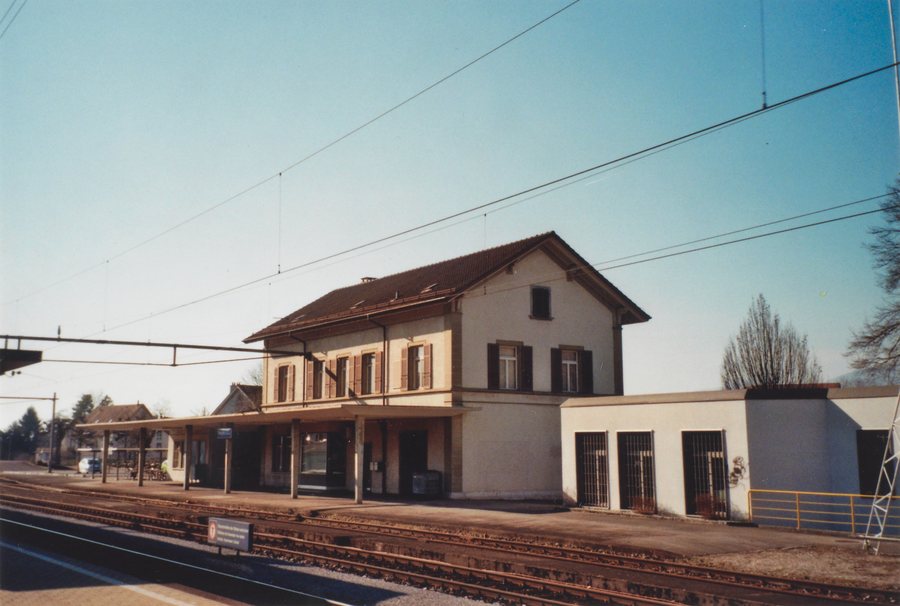 Wangen an der Aare, station building, track side