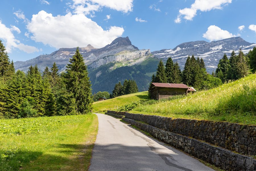 File:Vers l'Eglise - Les Diablerets - 2023-07-15 16-22-53 - Route des Côtes - 2033.jpg