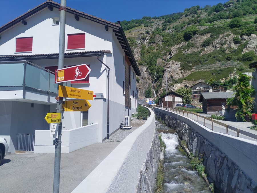 File:Fingerpost Niedergampel (648m) 2022-05-27.jpg