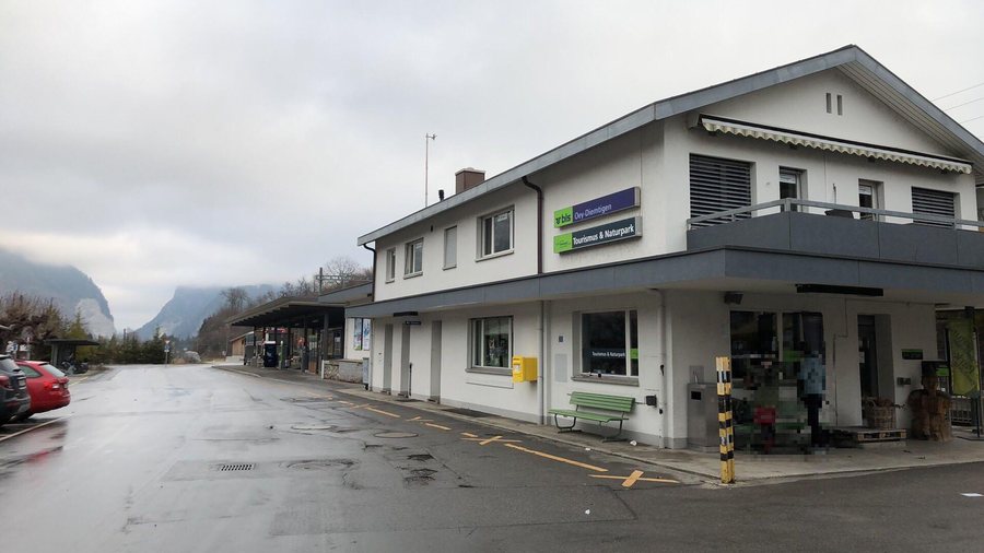 File:Oey-Diemtigen railway station.jpg