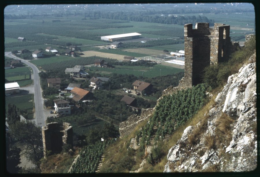 File:Saillon. Veduta coni resti delle mura medioevali.jpg