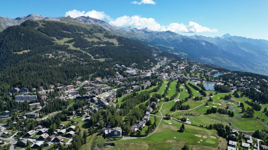 File:Crans-Montana vu du ciel.jpg