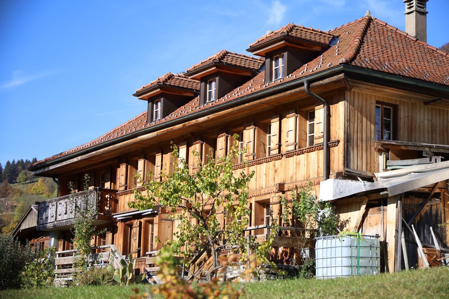 File:Fattoria a Crésuz - Svizzera.jpg