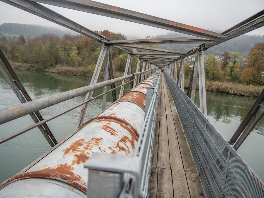 File:Aaresteg mit Rohrleitung über die Aare, Veltheim AG – Holderbank AG 20241030-jag9889.jpg