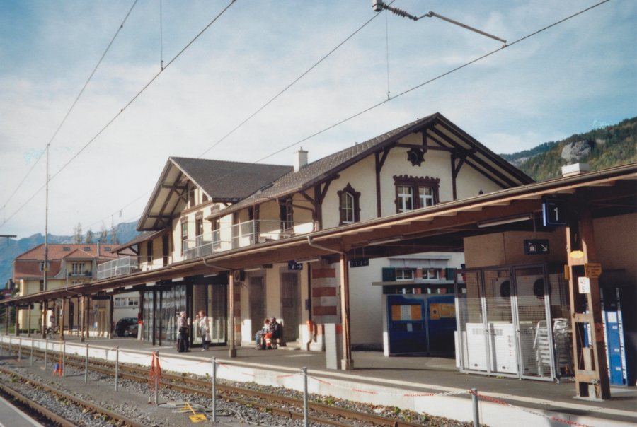 File:SBB Historic - F 122 00662 008 - Meiringen Stationsgebaeude Bahnseite.jpg