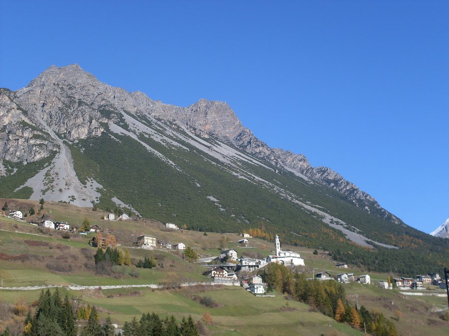 File:Pedenosso, village in Valdidentro, Valtellina Massiccio.jpg